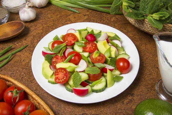 Ensalada Aguacate Tomate Rábano Pepino Hojas Menta Con Salsa Yogur —  Fotos de Stock