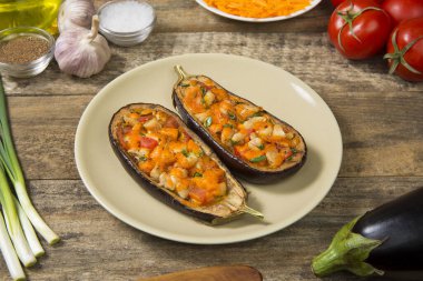 Et ve sebzeyle doldurulmuş patlıcan ve rustik ahşap bir masada peynirle pişirilmiş. Seçili odak.