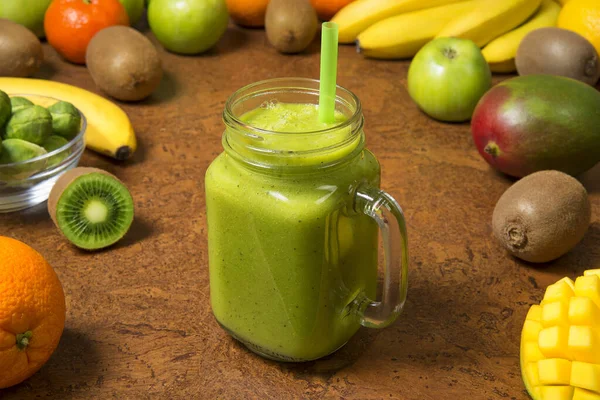 Grön Smoothie Banan Kiwi Mango Och Orange Glasburk Med Färska — Stockfoto