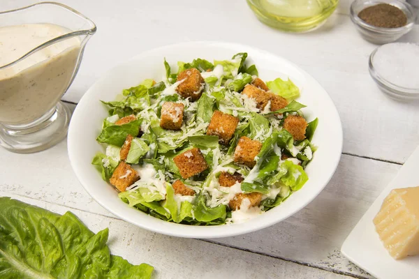 Salată Tradițională Cezar Într Castron Alb Masă Albă Veche Frunze — Fotografie, imagine de stoc