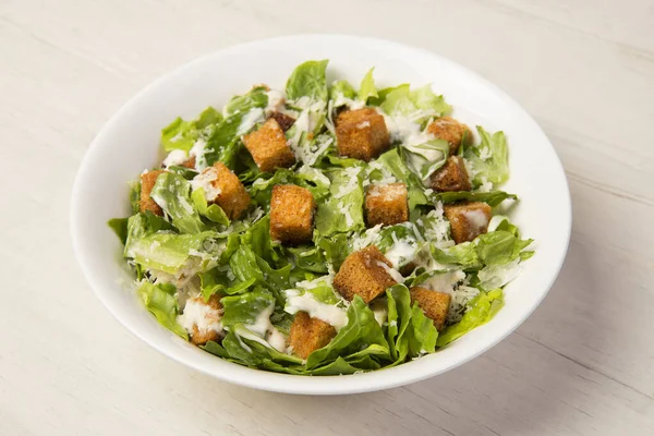 Traditionele Caesar Salade Een Witte Kom Een Witte Tafel Stockfoto