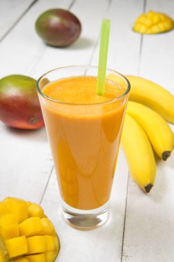 Muzlu Smoothie mango ve eski beyaz bir masanın üzerinde bulunan nane. Seçili odak.