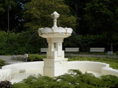 Şehrin Baltık Denizi kıyısındaki bir sahil parkında eski bir çeşme..