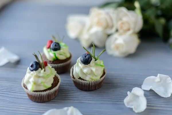 Sabrosos Cupcakes Adn Rosas Sobre Mesa Madera — Foto de Stock