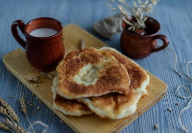 Ahşap masa üzerinde ev yapımı kızarmış köftesi