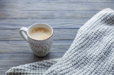 Kahve hatmi ahşap zemin ile.