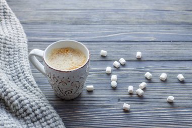 Kahve hatmi ahşap zemin ile.