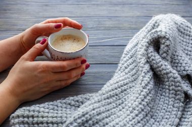 Kahve hatmi ahşap zemin ile.