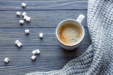 Kahve hatmi ahşap zemin ile.