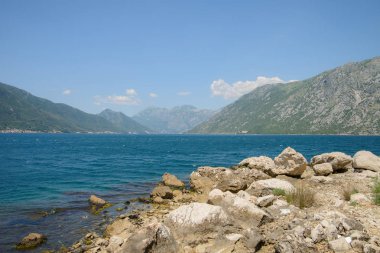 Kotor Körfezi görünümünü güneşli bir günde