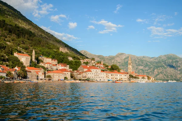 Paisaje arquitectónico de montaña, vista desde el mar a la villa —  Fotos de Stock