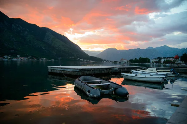 Yates y barcos en la bahía del Adriático al atardecer en tonos dorados y rosados. Porto Montenegro, Tivat —  Fotos de Stock
