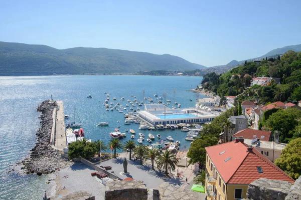 Mar Mediterráneo en verano con barcos, Herceg Novi —  Fotos de Stock