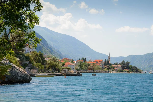 Paisaje arquitectónico de montaña, vista desde el mar hasta el pueblo de Perast, Montenegro —  Fotos de Stock