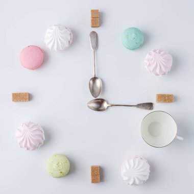 kahve içmek için zaman. kahve şeklinde de bir saat. macarons, şeker, şekerleme. yaratıcı ve yaratıcı çalışma.