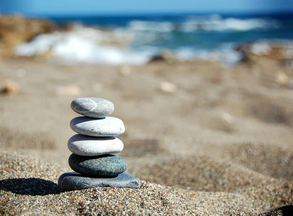 Equilibrio di pietre sulla spiaggia, giornata di sole — Foto Stock