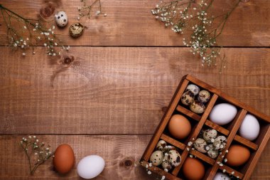 Ahşap kutu masanın üzerine yumurtalar. Üstten Görünüm, metin alanı