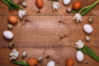 Lale dekorasyon ahşap arka plan üzerinde çiçekler ve yumurta. Üstten Görünüm, metin alanı