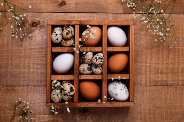 테이블에 나무 상자에 계란입니다. 상위 뷰 — 스톡 사진