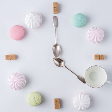 kahve içmek için zaman. kahve şeklinde de bir saat. macarons, şeker, şekerleme. yaratıcı ve yaratıcı çalışma.