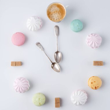 kahve içmek için zaman. kahve şeklinde de bir saat. macarons, şeker, şekerleme. yaratıcı ve yaratıcı çalışma.