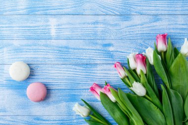 Lale mavi ahşap zemin üzerine macaroons ile