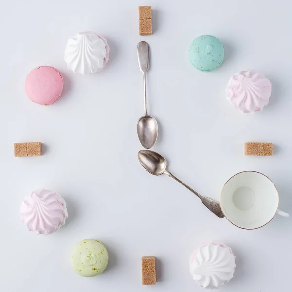 Time to drink coffee. a clock in the form of coffee. macarons, sugar, marshmallows. creative and creative work. — Stock Photo, Image