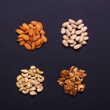 Fındık siyah bir arka plan - sağlıklı ürün yelpazesine snack.