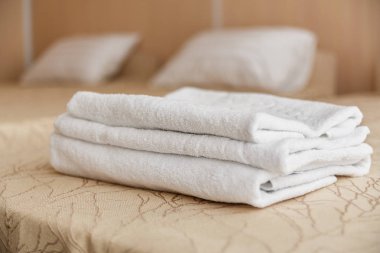 Yatak yatak odası iç beyaz otel havlu yığını.
