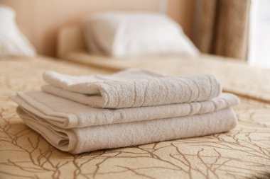 Yatak yatak odası iç beyaz otel havlu yığını.