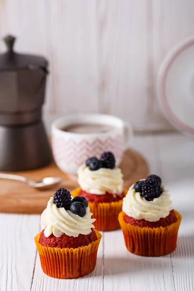 Sabrosos cupcakes de terciopelo rojo . — Foto de Stock