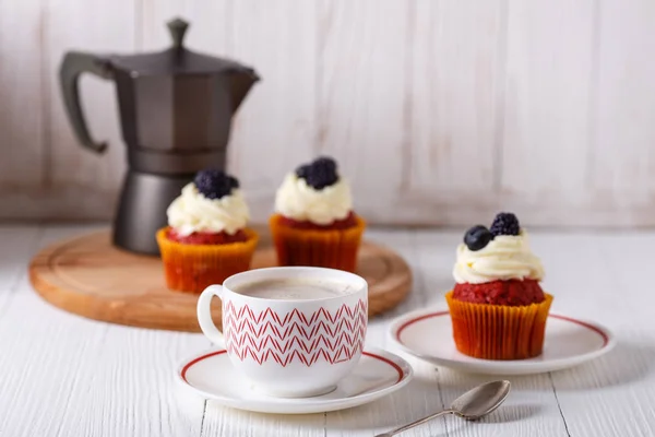 Sabrosos cupcakes de terciopelo rojo . — Foto de Stock