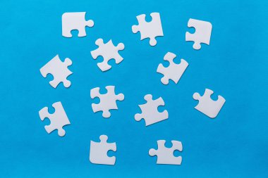 soyut puzzle arka plan parça eksik. mavi arka plan