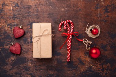 Çubuklu Noel kompozisyonu, hediye ve hediye kutuları. Ahşap arka planda kırmızı ve el işi dekorasyonu