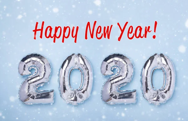 Zilveren ballonnen in de vorm van nummers 2020 op blauwe achtergrond. Nieuwjaarsviering. Gelukkig nieuwjaar concepten — Stockfoto