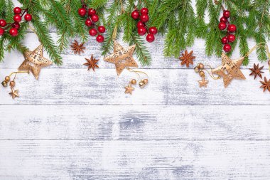 Noel ağacı ve ahşap arka planda hediyeler. Üst Görünüm Kopyalama alanı