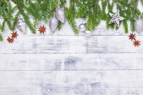 Fondo de Navidad con abeto y regalos de plata en mesa de madera. Efectos de nieve. Vista superior Copiar espacio — Foto de Stock