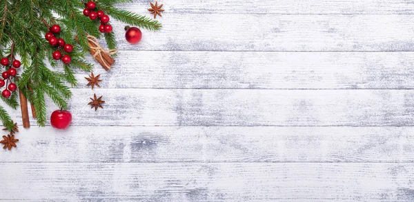 Fondo de Navidad con abeto y regalos rojos en mesa de madera. Banner horizontal. Vista superior Copiar espacio — Foto de Stock