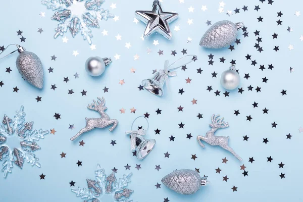 Χριστουγεννιάτικη σύνθεση Ασημένια διακόσμηση σε παστέλ μπλε φόντο. Χριστούγεννα, χειμώνας, το νέο έτος έννοια — Φωτογραφία Αρχείου