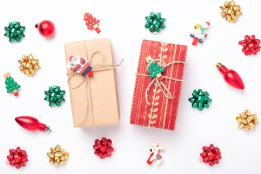 Noel arkaplanı mevcut kutu ve dekorasyonlarla yatıyordu. Kırmızı, yeşil, altın hediyeler ve beyaz arka planda fiyonklar