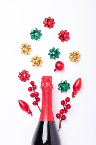 Рождественская композиция с шампанским и красным, зеленым, золотые подарки и луки на белом фоне — стоковое фото