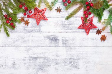 Noel arkaplanı köknar ağacı, çoban püskülü ve ahşap masa süsü. Hafif bokeh.