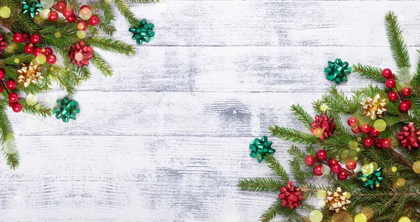 Fondo de Navidad con abeto, acebo y decoración sobre tabla de madera. Luz bokeh. Banner horizontal . — Foto de Stock