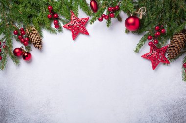 Noel arkaplanı köknar ağacı ve kırmızı hediyeler. Üst Görünüm Kopyalama alanı