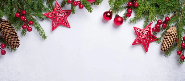 Noel arkaplanı köknar ağacı ve kırmızı hediyeler. Üst Görünüm Uzayı Kopyala Yatay Sancak