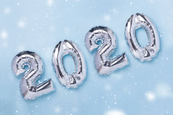 Silberne Luftballons in Form von Zahlen 2020 auf blauem Hintergrund. Neujahrsfeier. Frohes neues Jahr — Stockfoto