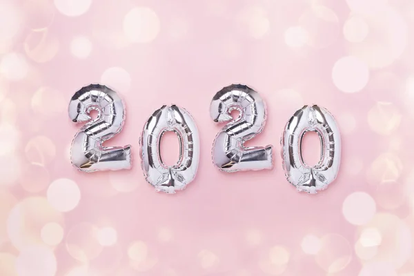 银色气球，以数字2020的形式呈现粉色背景。 新年庆祝活动。 新年快乐的概念. — 图库照片