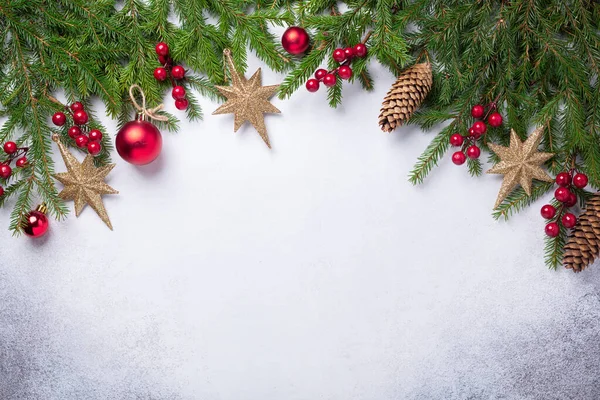 Fondo de Navidad con abeto, rojo y regalos de oro. Vista superior Copiar espacio — Foto de Stock