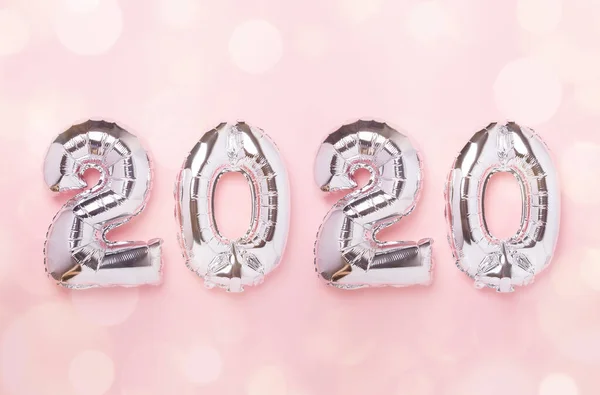 Balões de prata na forma de números 2020 em fundo rosa. Celebração de Ano Novo. Feliz Ano Novo conceitos . — Fotografia de Stock