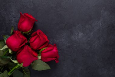 Siyah arka planda kırmızı gül buketi Sevgililer Günü tebrik kartı